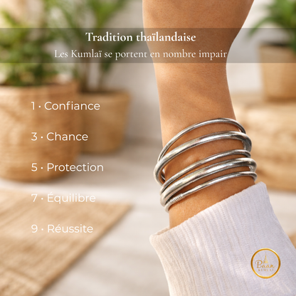 Bracelets Kumlai argent fin portés au poignet – joncs bouddhistes Baan Kumlaï