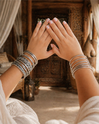 Joncs bouddhistes argent Bâan Kumlaï portés aux poignets avec plusieurs modèles de bracelets Kumlai argentés