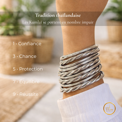 Joncs bouddhistes Kumlai argent torsadés portés au poignet – Bâan Kumlaï
