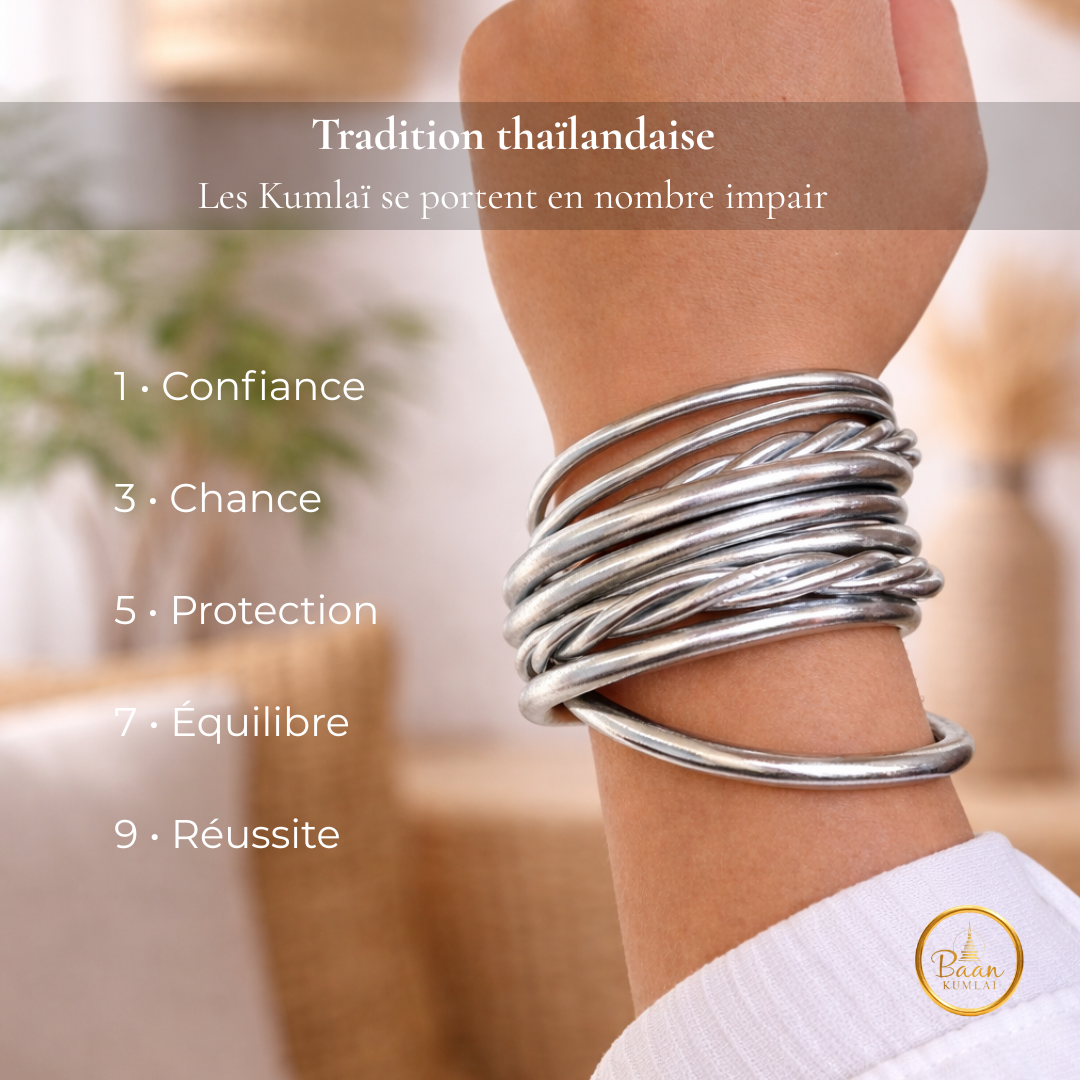 Bracelets Kumlaï argent portés au poignet – joncs bouddhistes traditionnels de Thaïlande