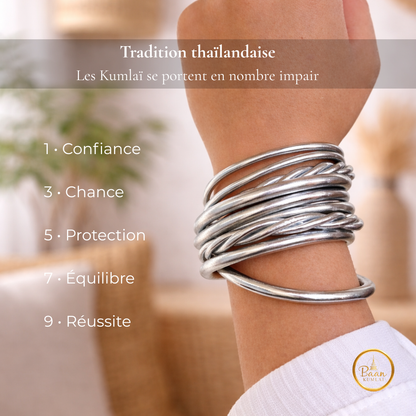 Bracelets Kumlaï argent portés au poignet – joncs bouddhistes traditionnels de Thaïlande