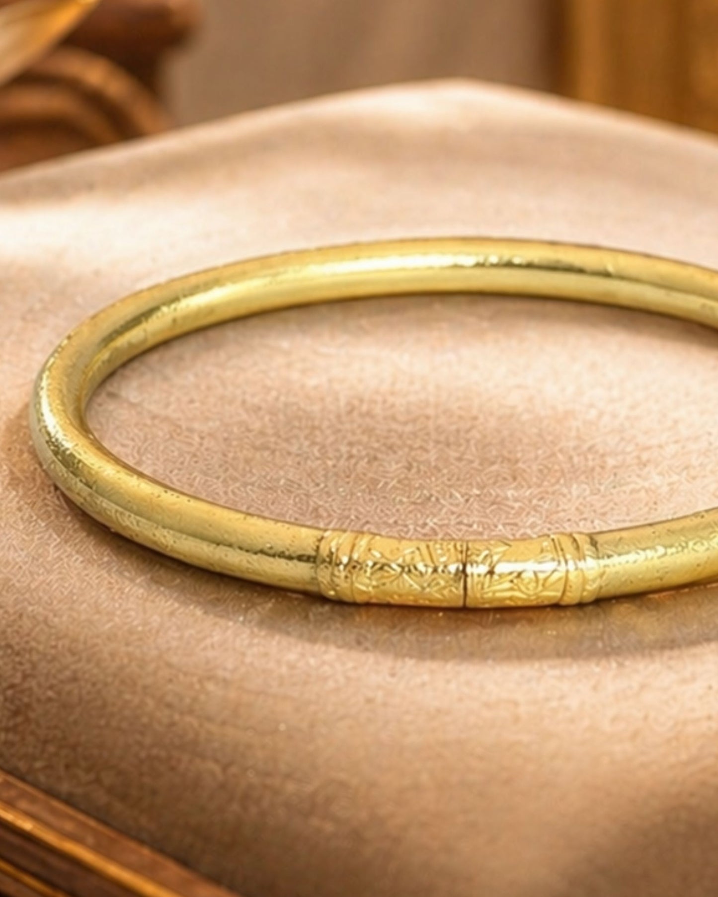 Détail du jonc bouddhiste champagne Bâan Kumlaï avec mantra gravé visible en transparence
