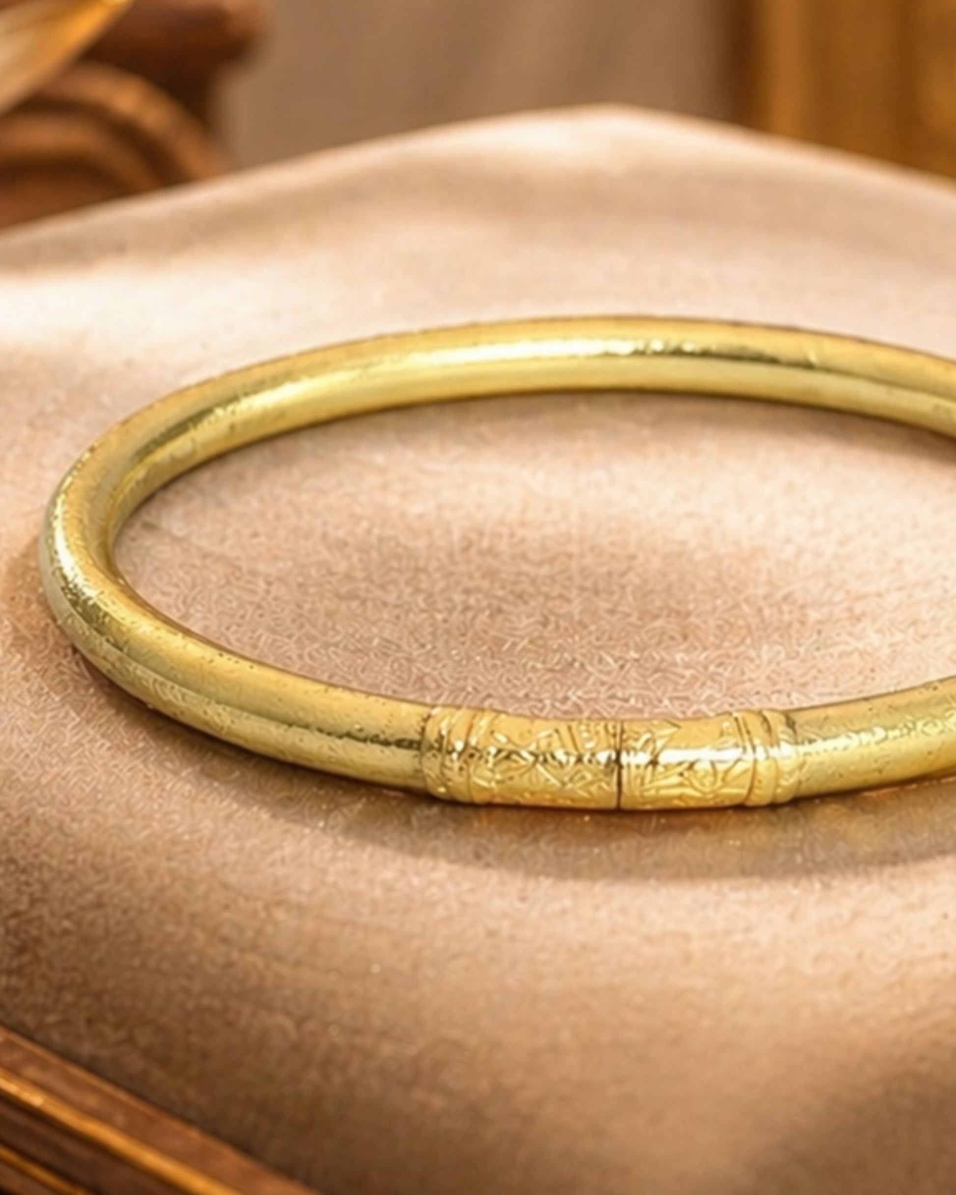 Détail du jonc bouddhiste champagne Bâan Kumlaï avec mantra gravé visible en transparence