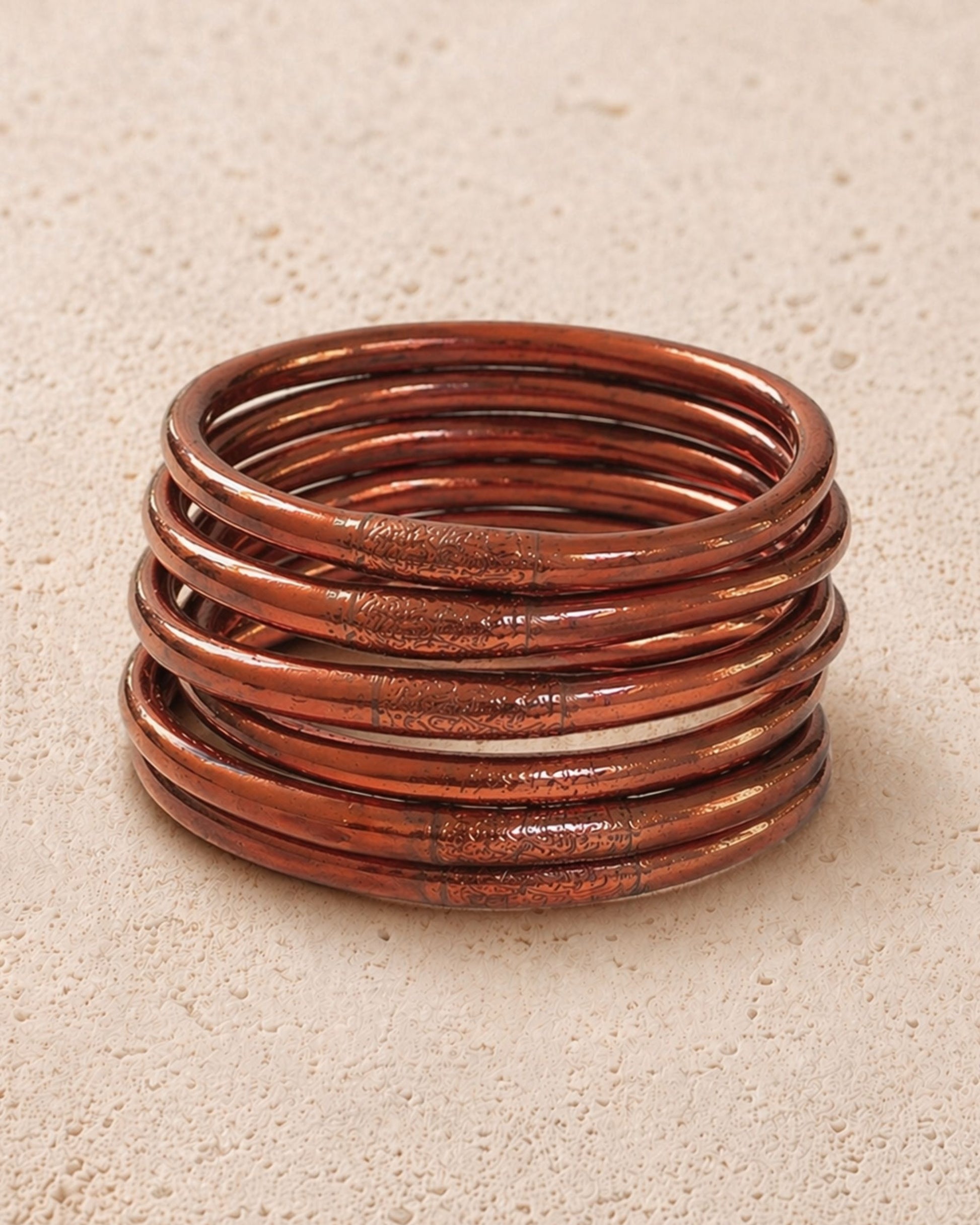 Accumulation de joncs bouddhistes chocolat Bâan Kumlaï, bracelets Kumlai marron à la teinte profonde et chaleureuse