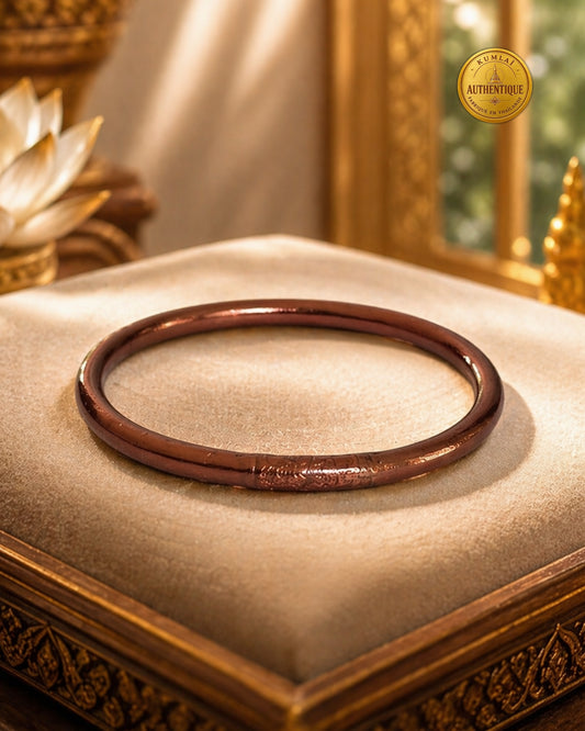 Jonc bouddhiste Chocolat Bâan Kumlaï posé sur un coussin avec sceau d’authenticité