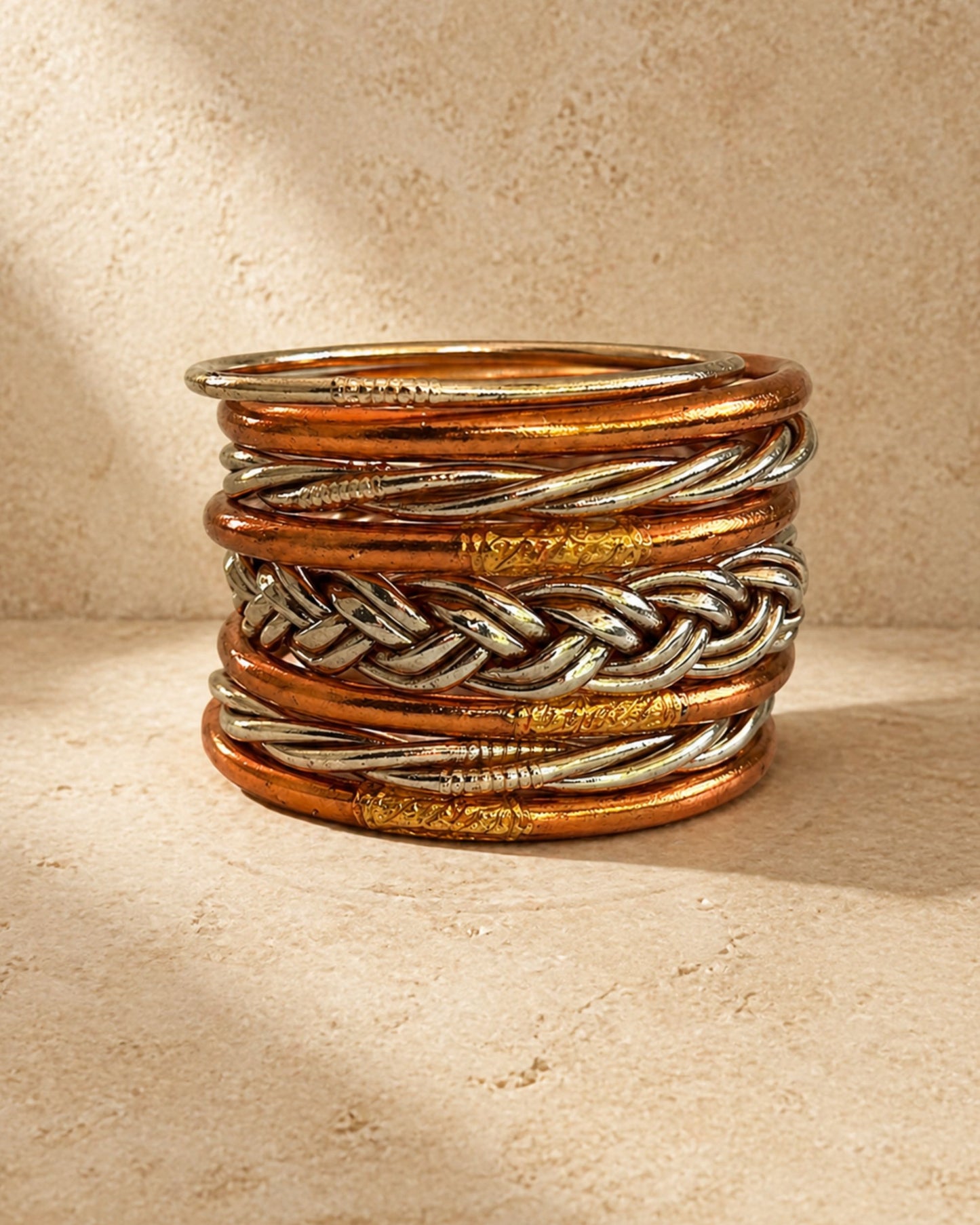 Collection de joncs bouddhistes cuivre Bâan Kumlaï avec modèles classiques, torsadés et tressés