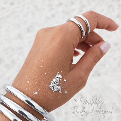 Joncs bouddhistes Kumlaï argent portés à la main, avec feuilles d’argent authentiques visibles