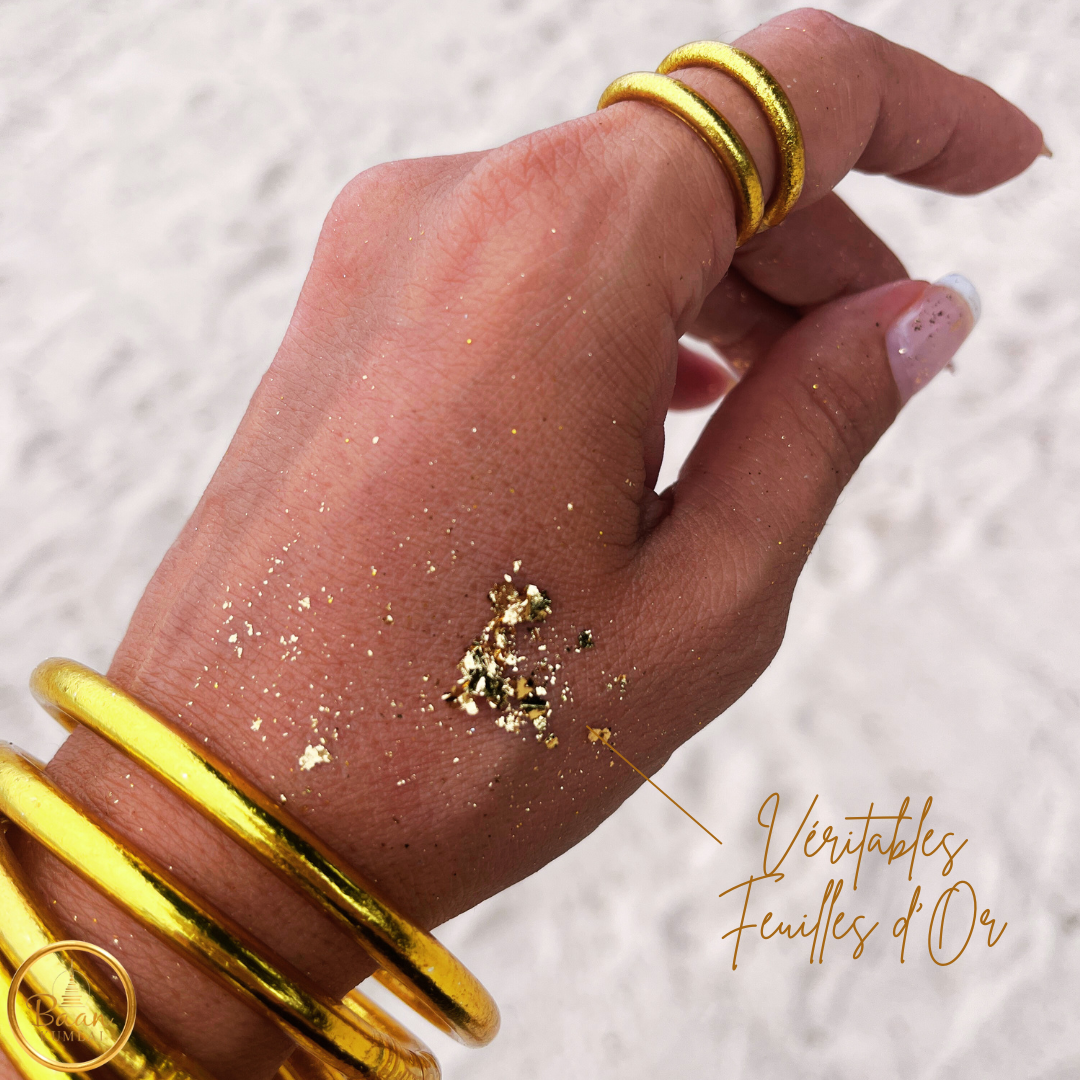 Joncs bouddhistes Kumlaï couleur or portés au poignet avec feuilles d’or visibles