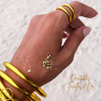 Joncs bouddhistes Kumlaï couleur or portés au poignet avec feuilles d’or visibles