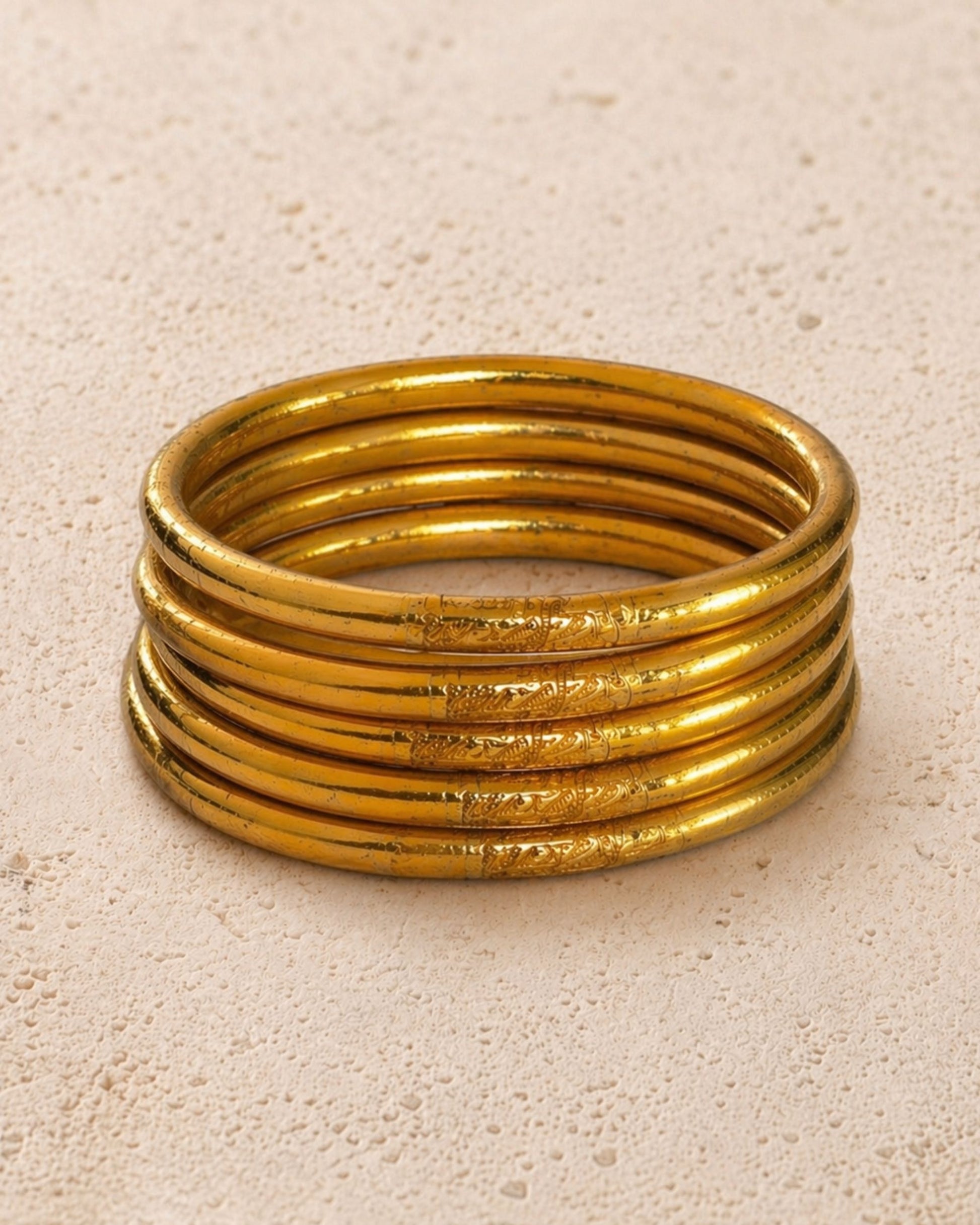 5 joncs bouddhistes or antique Bâan Kumlaï en accumulation, bracelets Kumlai or antique au style chaleureux et élégant