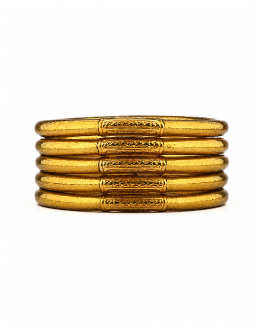 Cinq joncs bouddhistes Or Antique Bâan Kumlaï avec mantra gravé, présentés sur fond blanc.