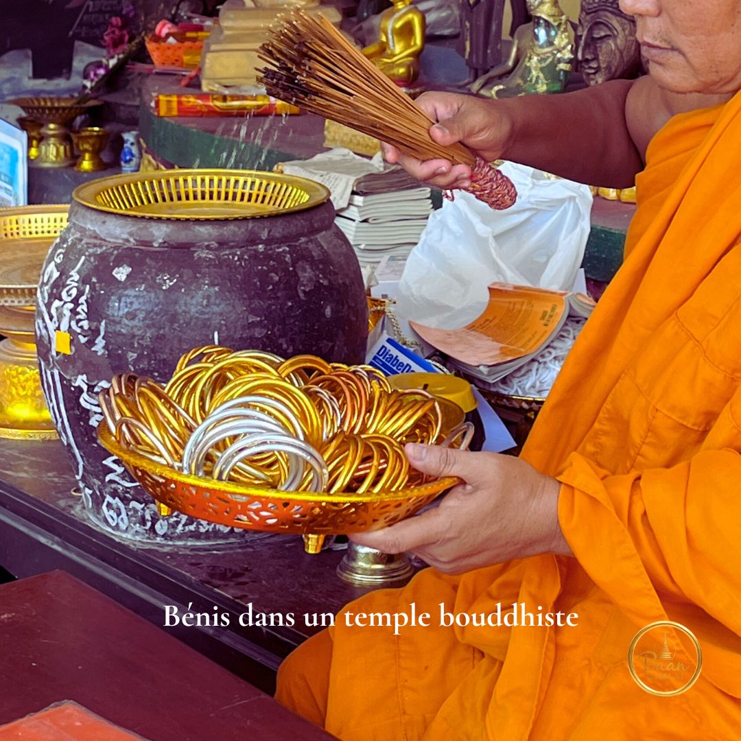 Bénédiction du jonc bouddhiste Bâan Kumlaï or par un moine dans un temple en Thaïlande