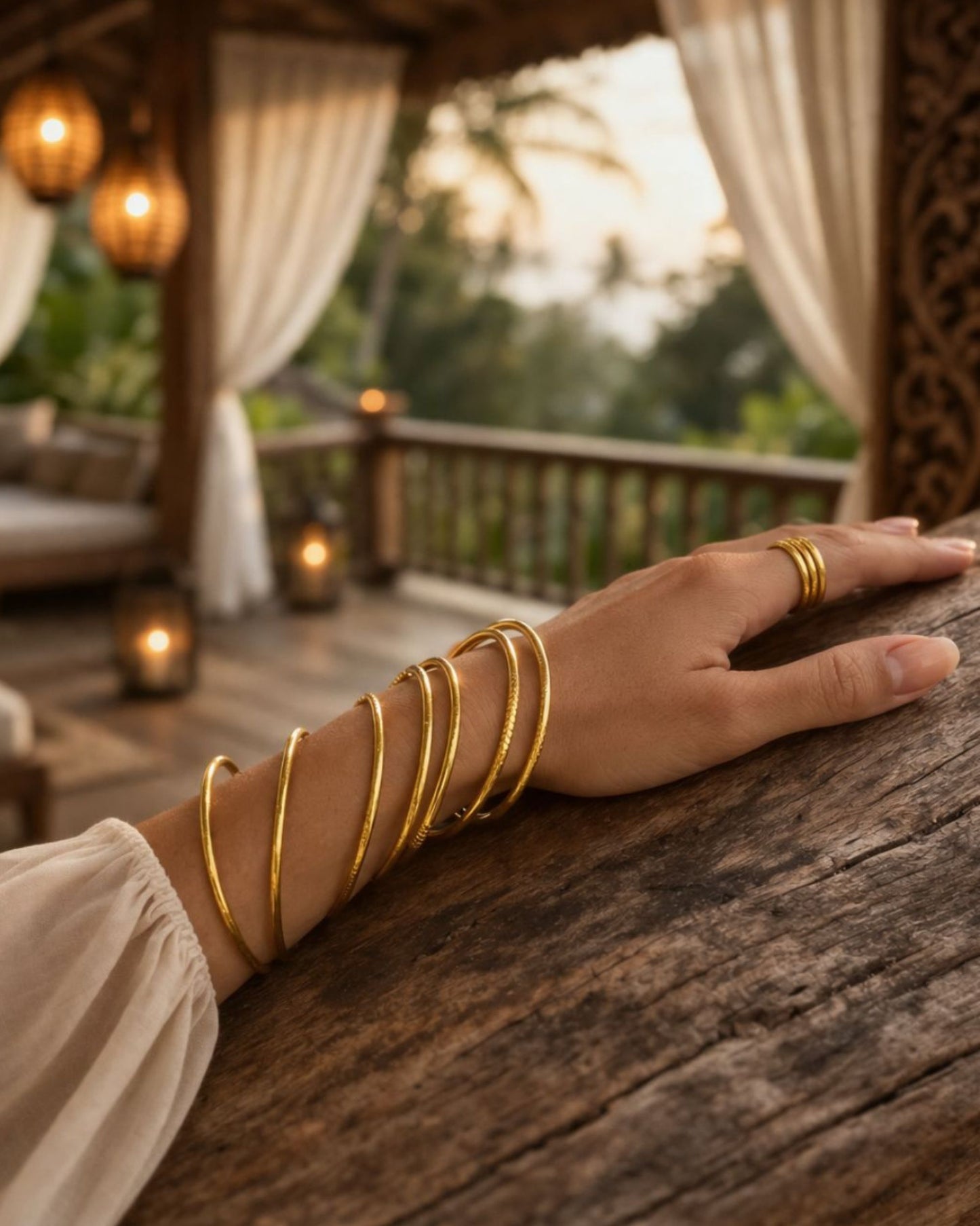 Bracelets joncs bouddhistes or fins Bâan Kumlaï portés au poignet dans une ambiance lifestyle chaleureuse et élégante