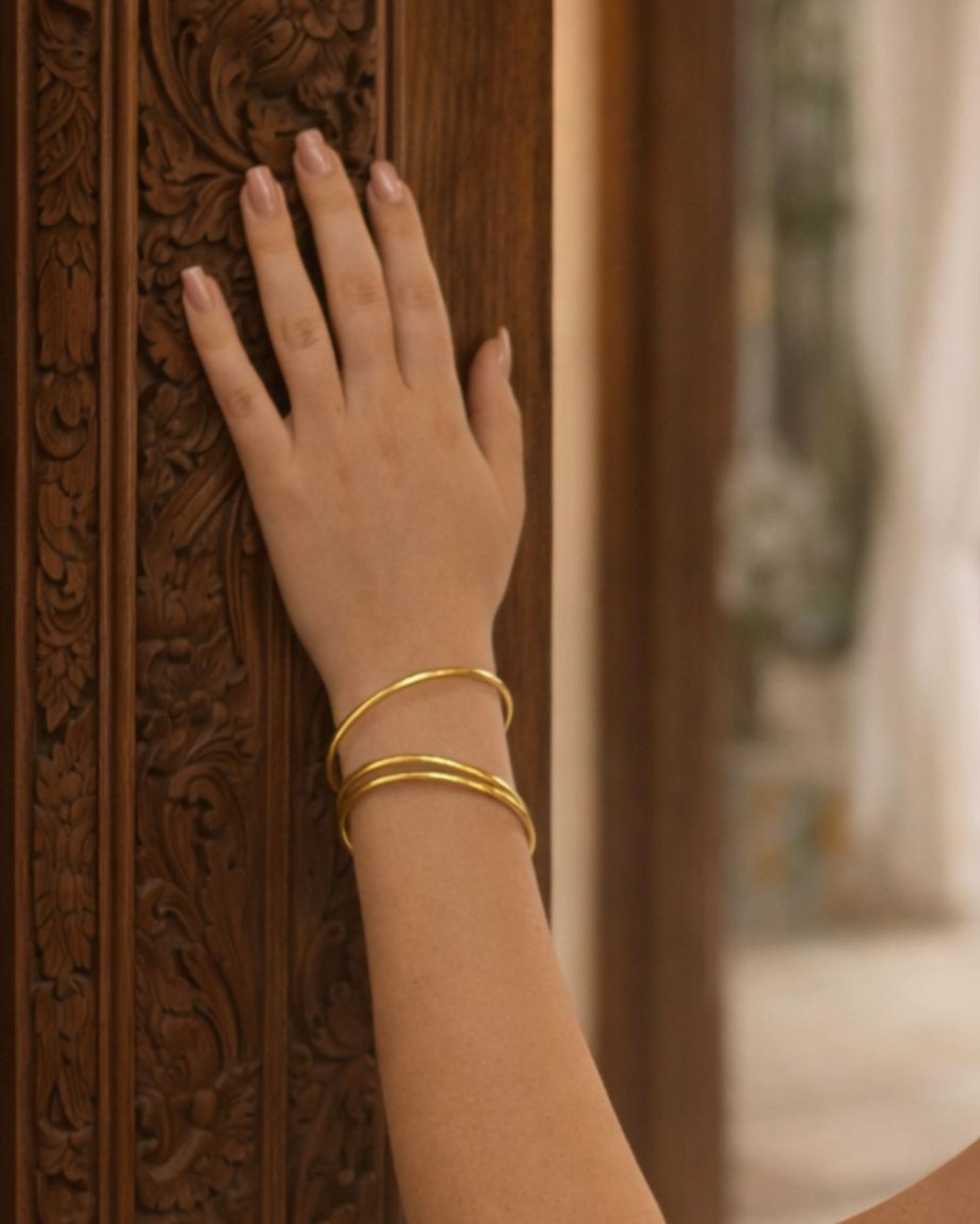 Jonc bouddhiste or fin Bâan Kumlaï porté simplement au poignet, bracelet Kumlai doré élégant et discret