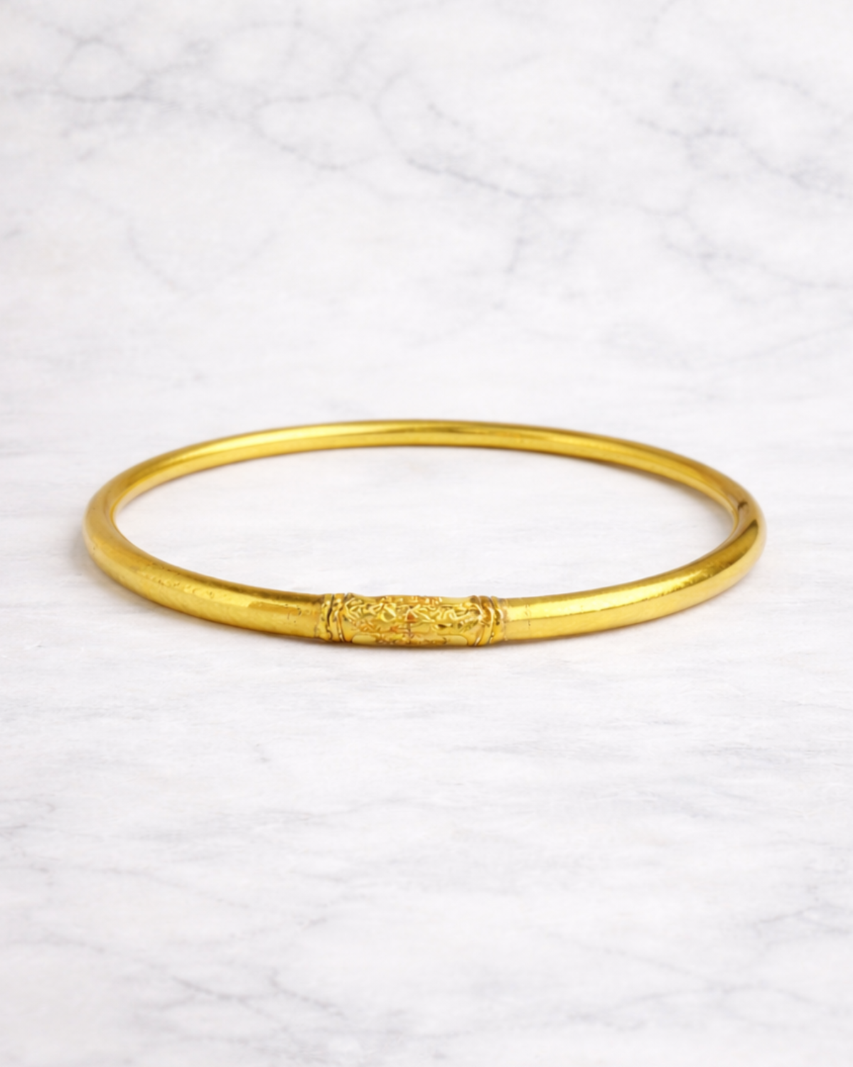 Jonc bouddhiste or Bâan Kumlaï avec pièce gravée d’un mantra et feuilles d'or à l'intérieur