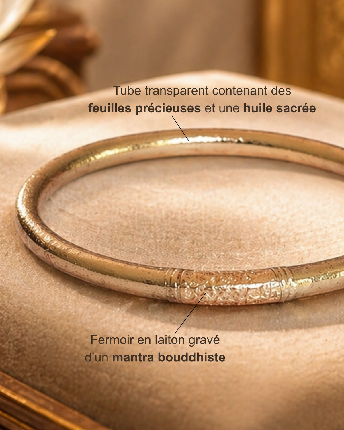 Détail du jonc bouddhiste Or Rose Bâan Kumlaï avec feuilles précieuses, huile sacrée et fermoir en laiton gravé d’un mantra bouddhiste