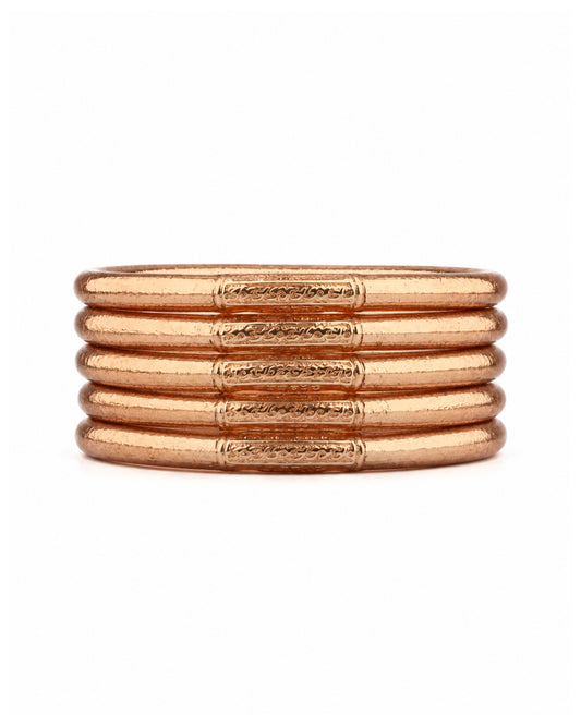 Cinq joncs bouddhistes Or Rose Bâan Kumlaï avec mantra gravé, présentés sur fond blanc.