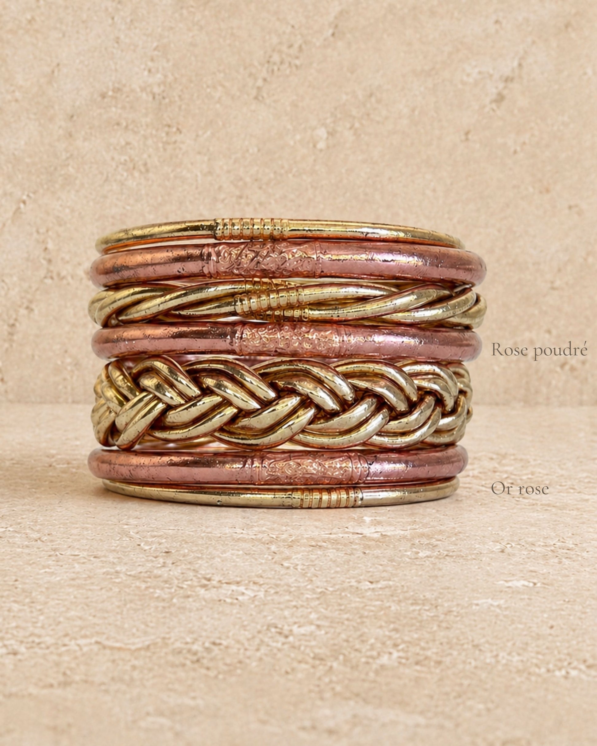 Association de joncs bouddhistes or rose fin et rose poudré Bâan Kumlaï, composition élégante de bracelets kumlai aux teintes douces.