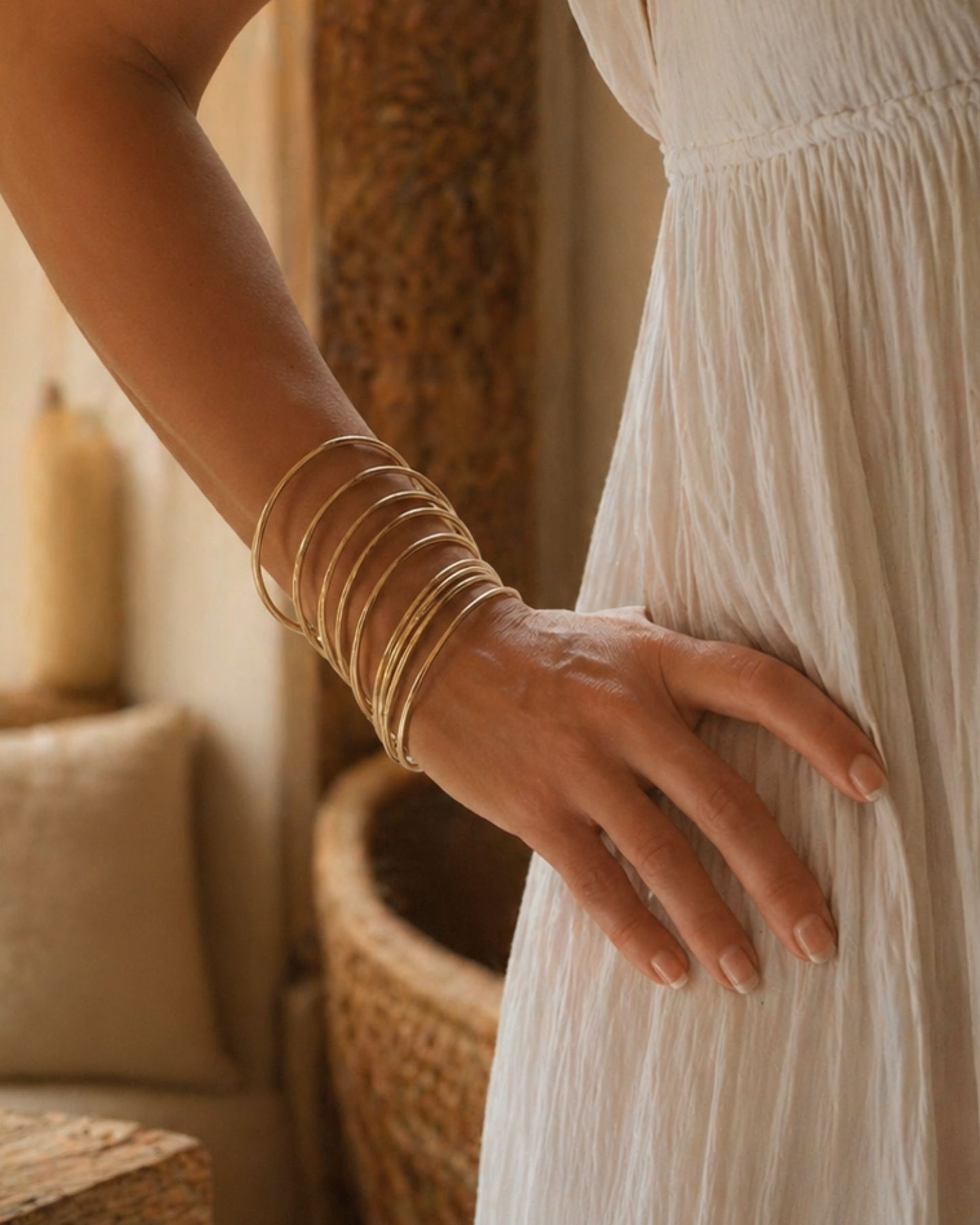Joncs bouddhistes or rose fins Bâan Kumlaï portés avec une robe blanche, pour un rendu féminin, délicat et lumineux.