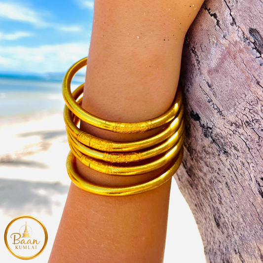 5 joncs bouddhistes dorés portés par lounvct - Bâan Kumlai bracelet traditionnel béni dans un temple thaïlandais