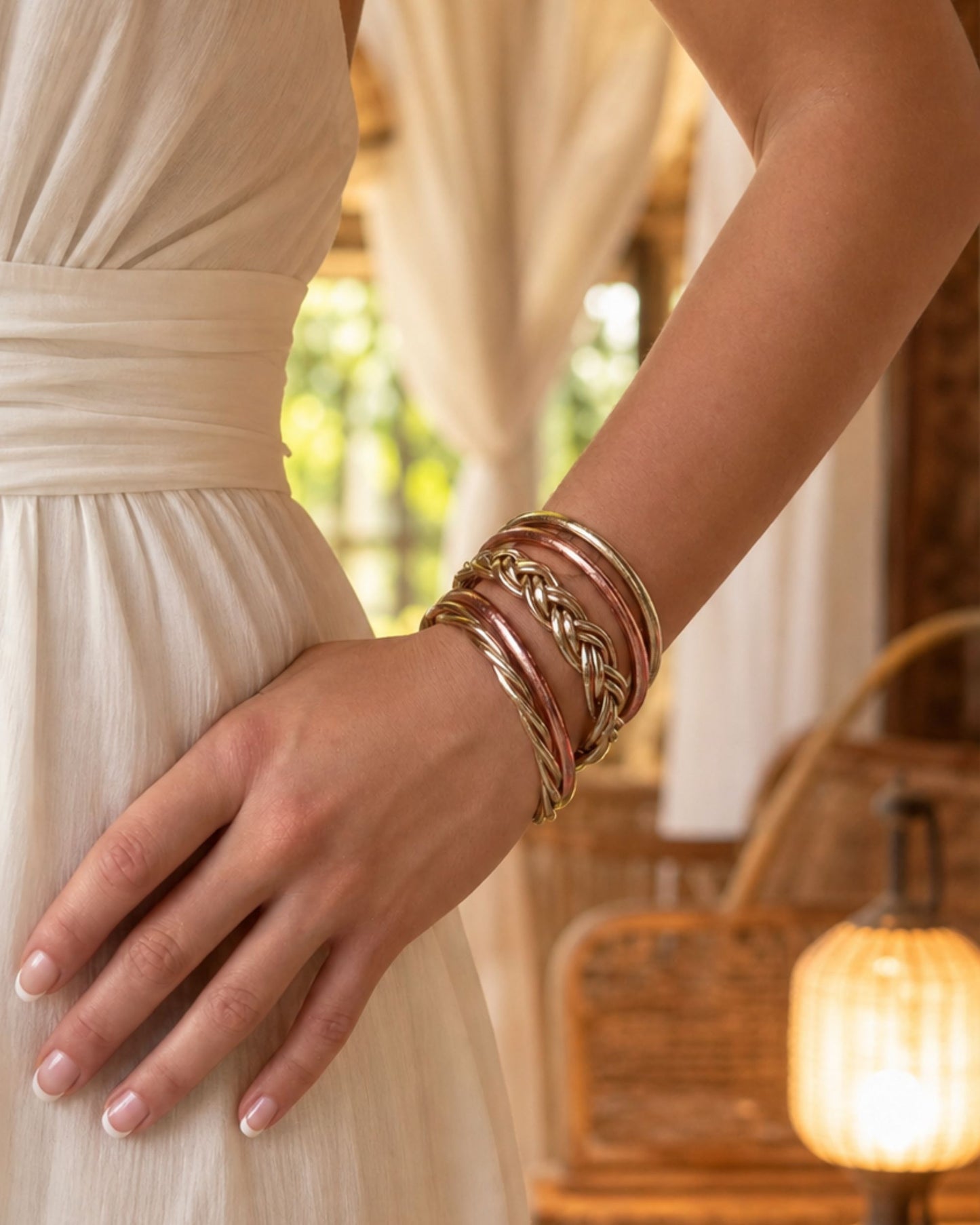 Jonc bouddhiste rose poudré Bâan Kumlaï associé à d’autres modèles, inspiration de look avec bracelets Kumlai or rose