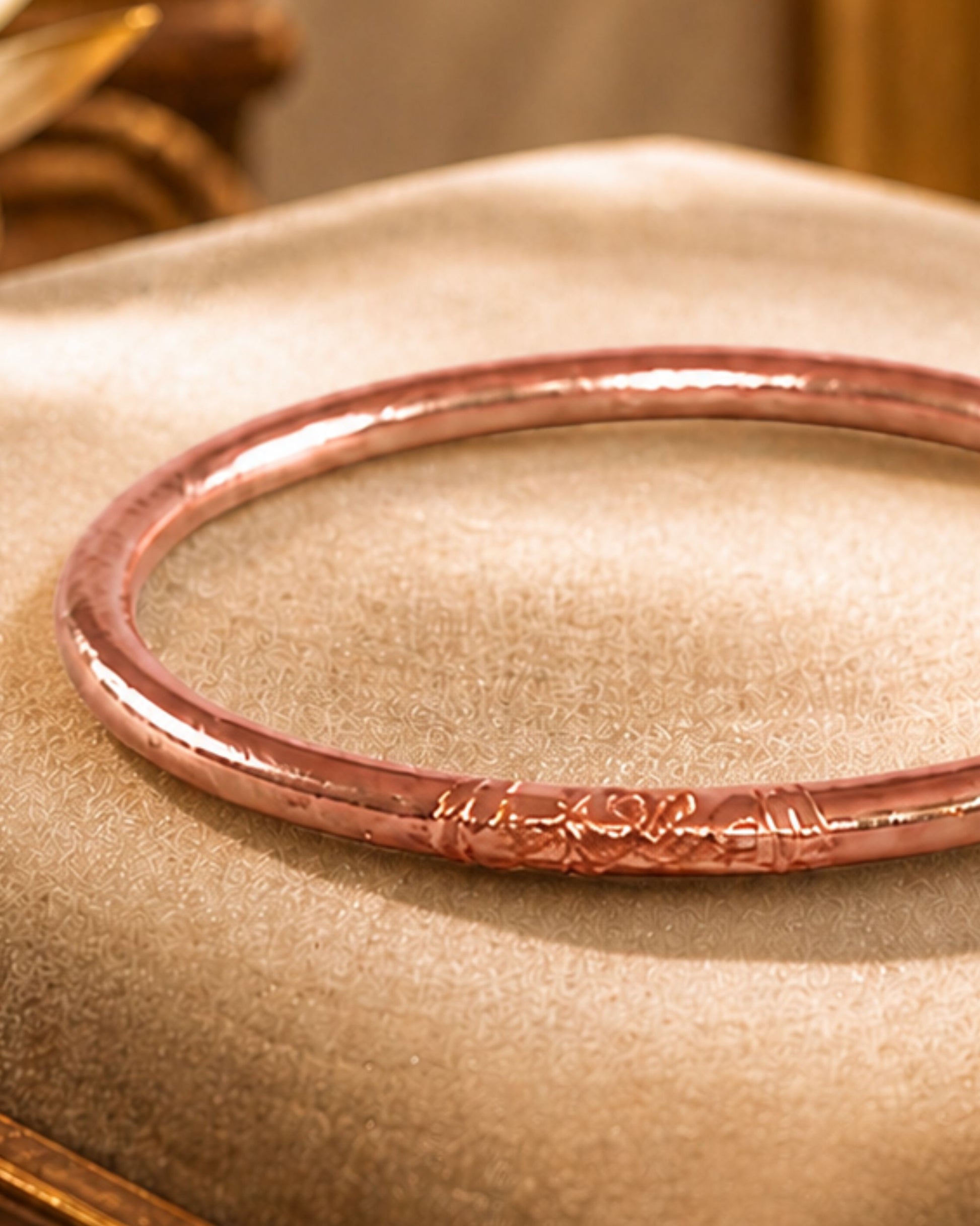 Détail du jonc bouddhiste rose poudré Bâan Kumlaï avec mantra gravé