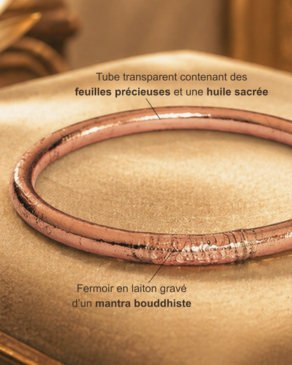 Détail du jonc bouddhiste Rose poudré Bâan Kumlaï avec feuilles précieuses, huile sacrée et fermoir en laiton gravé d’un mantra bouddhiste
