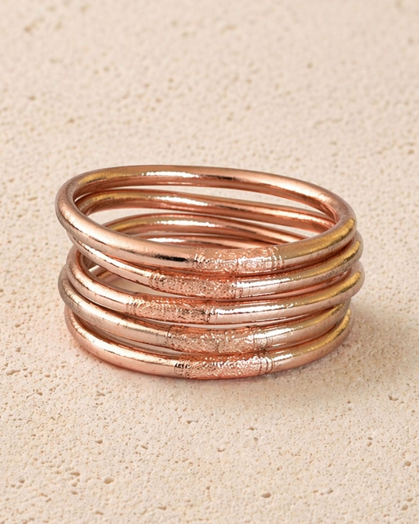 5 joncs bouddhistes rose poudré Bâan Kumlaï en accumulation, bracelets Kumlai rose élégants et féminins