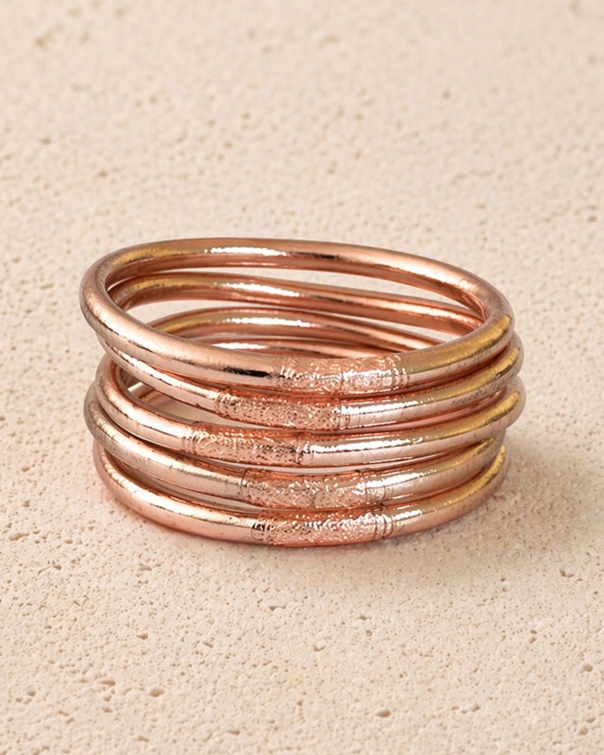 5 joncs bouddhistes rose poudré Bâan Kumlaï en accumulation, bracelets Kumlai rose élégants et féminins