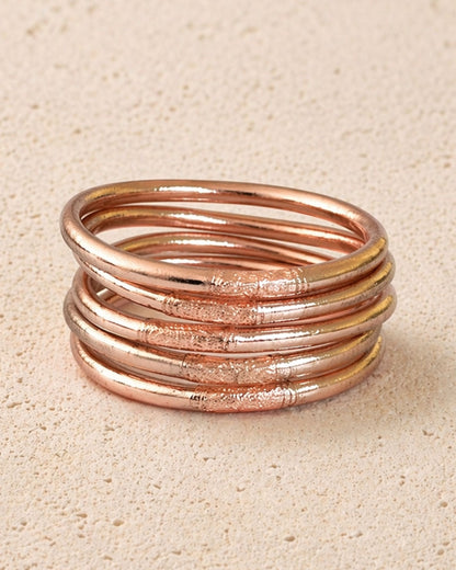 5 joncs bouddhistes rose poudré Bâan Kumlaï en accumulation, bracelets Kumlai rose élégants et féminins