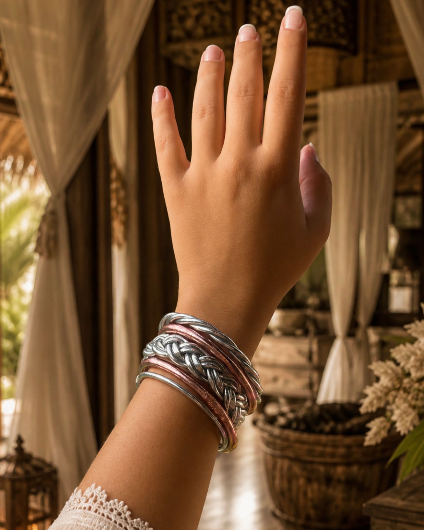 Accumulation de bracelets Kumlai argent portés avec jonc bouddhiste rose poudré Bâan Kumlaï, inspiration look raffiné
