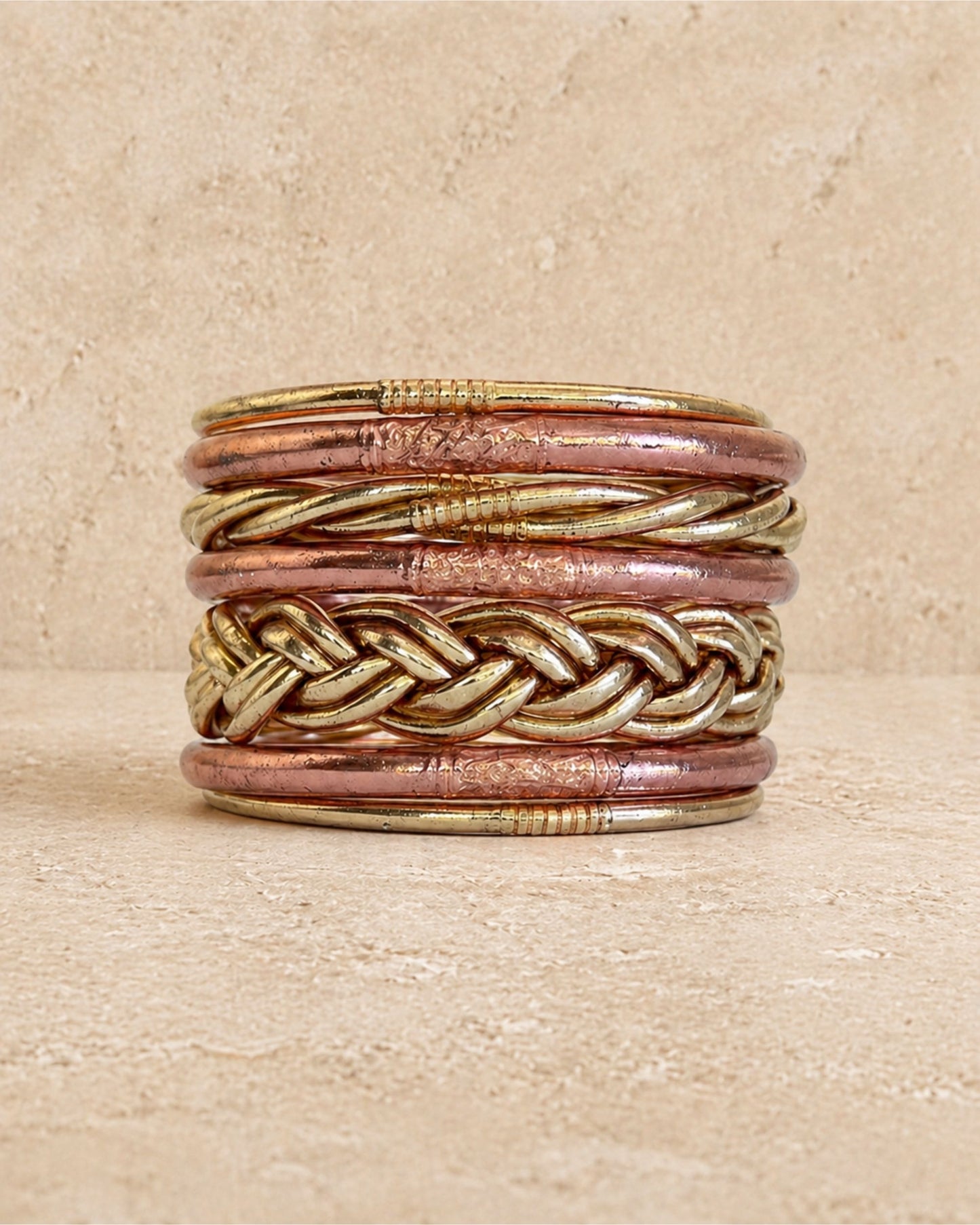 Association de joncs bouddhistes rose poudré et or rose Bâan Kumlaï, composition élégante de bracelets Kumlai