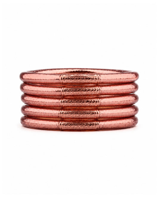 Cinq joncs bouddhistes Rose Poudré Bâan Kumlaï avec mantra gravé, présentés sur fond blanc.
