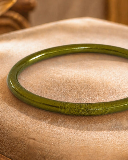 Détail du jonc bouddhiste vert antique Bâan Kumlaï avec mantra gravé