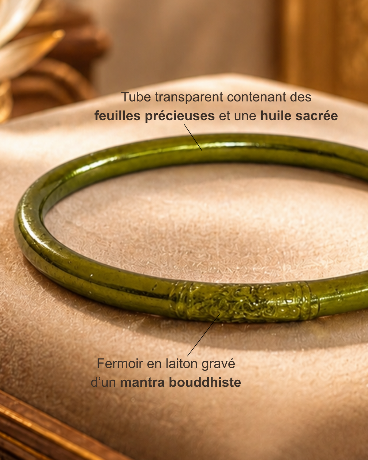 Détail du jonc bouddhiste Vert antique Bâan Kumlaï avec feuilles précieuses, huile sacrée et fermoir en laiton gravé d’un mantra bouddhiste