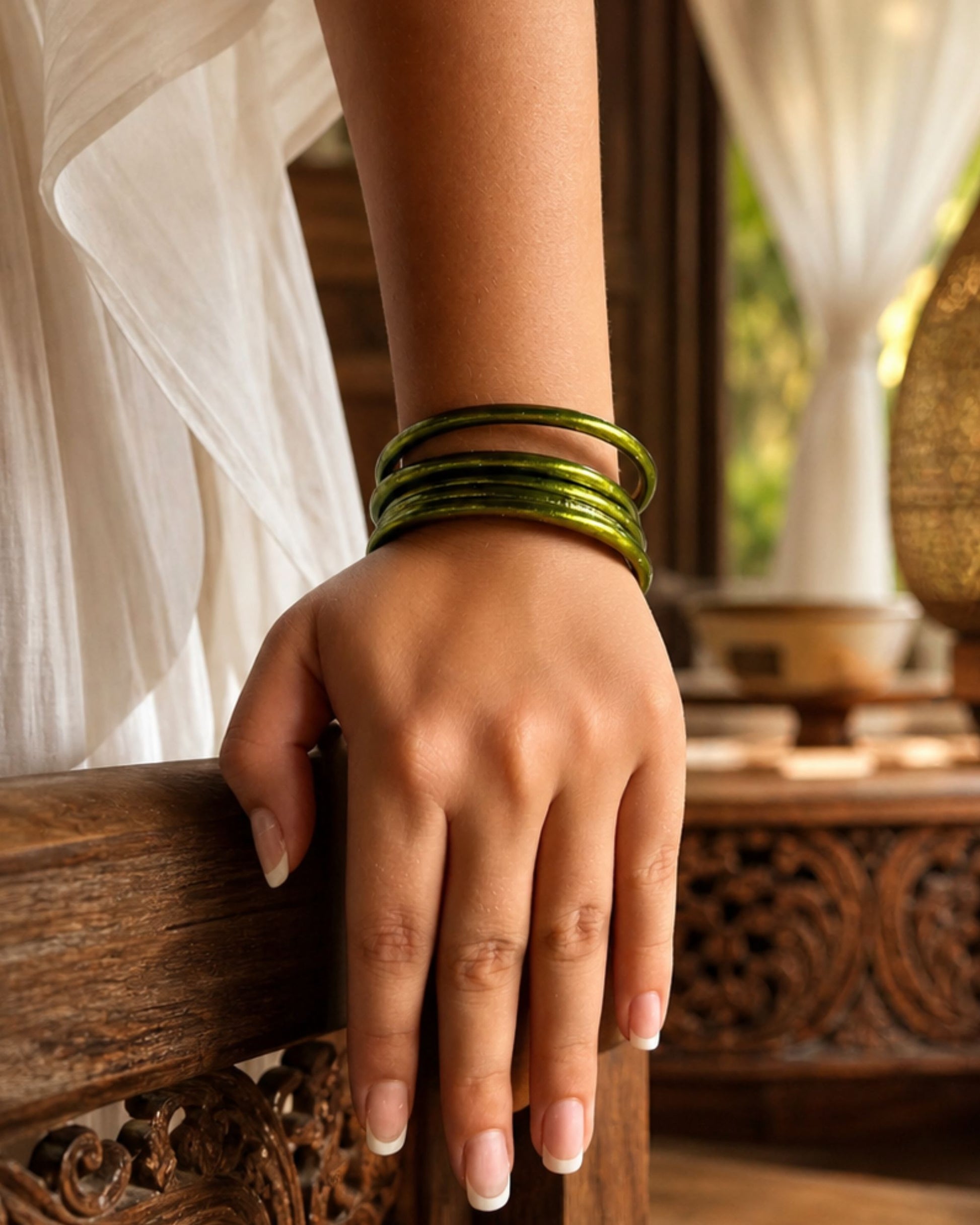 Bracelet bouddhiste Kumlai vert antique Bâan Kumlaï porté au poignet dans une ambiance chaleureuse
