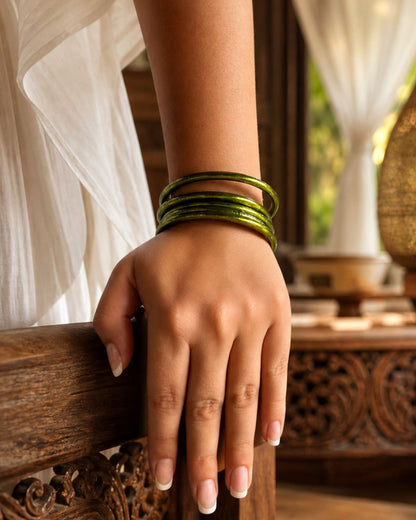 Bracelet bouddhiste Kumlai vert antique Bâan Kumlaï porté au poignet dans une ambiance chaleureuse