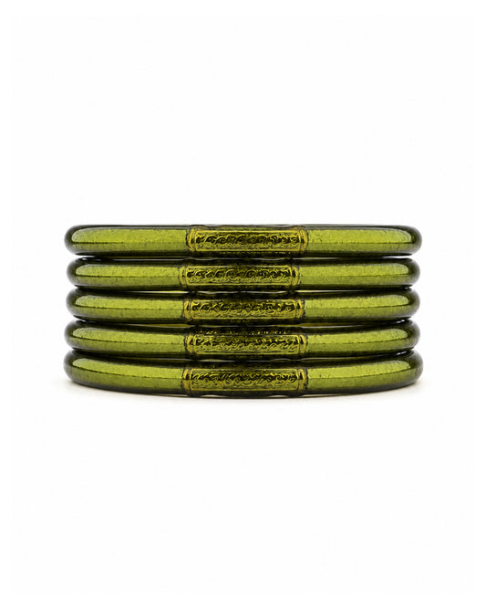 Cinq joncs bouddhistes Vert Antique Bâan Kumlaï avec mantra gravé, présentés sur fond blanc.