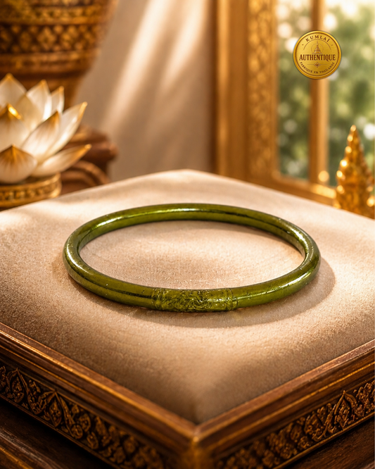 Jonc bouddhiste Vert antique Bâan Kumlaï posé sur un coussin avec sceau d’authenticité