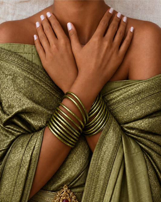 Joncs bouddhistes vert antique Bâan Kumlaï portés avec une tenue traditionnelle thaïlandaise