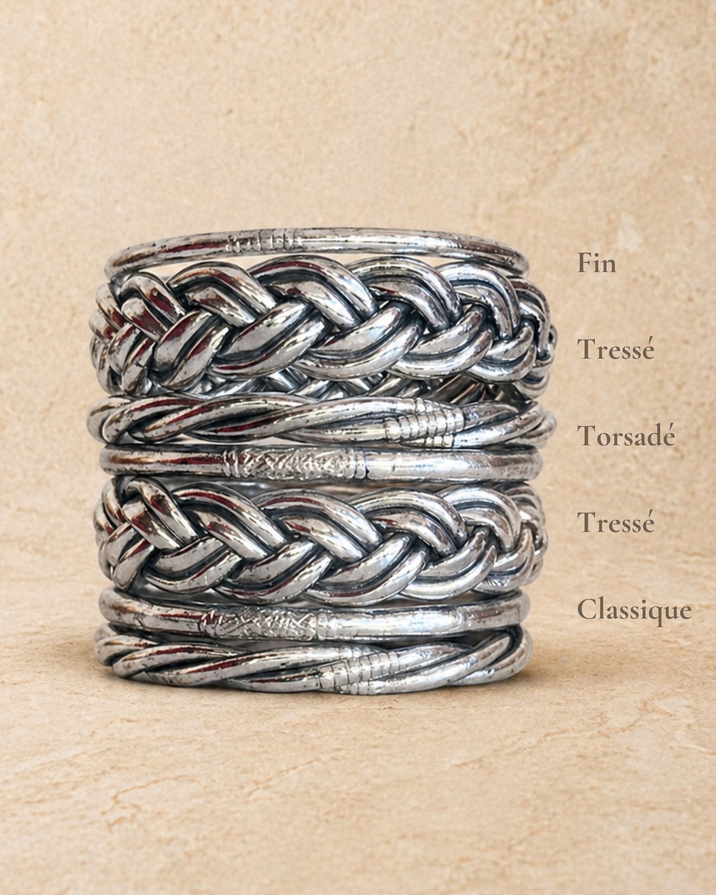 Comparaison des joncs bouddhistes argent Bâan Kumlaï : modèles bracelet fin, tressé, torsadé et classique.
