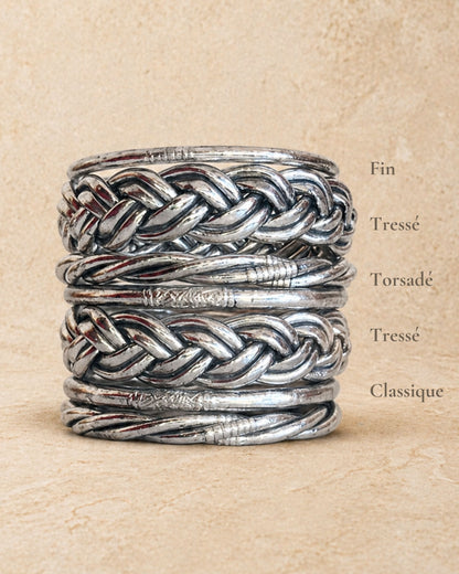Comparaison des joncs bouddhistes argent Bâan Kumlaï : modèles bracelet fin, tressé, torsadé et classique.