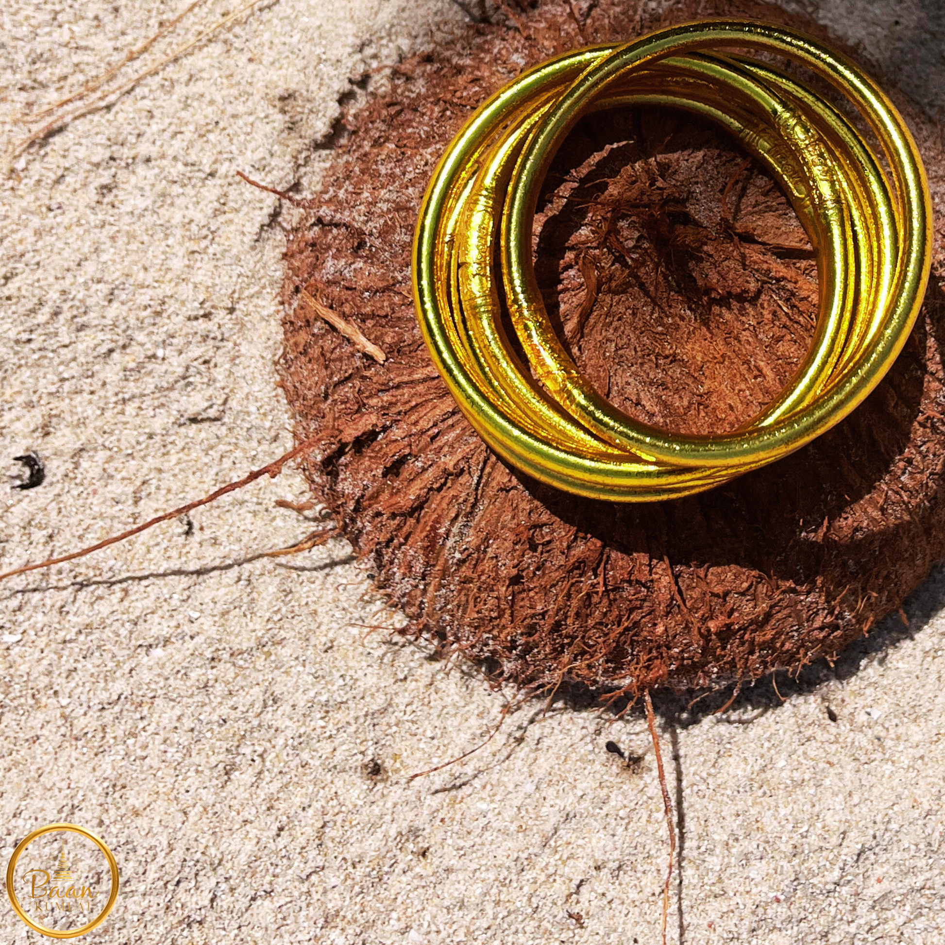 Plusieurs joncs bouddhistes or traditionnel Baan Kumlaï – Bracelet porte bonheur béni par un moine thaïlandais