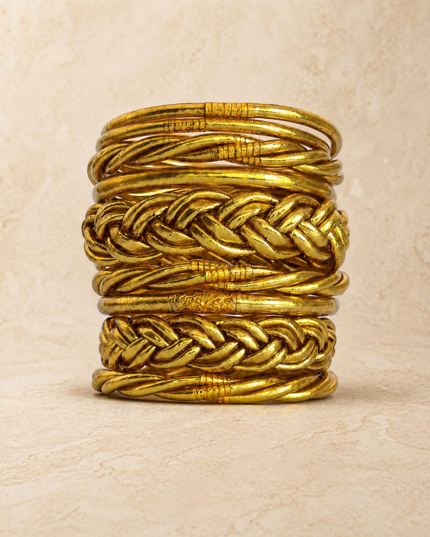 Comparaison des modèles de joncs bouddhistes or Bâan Kumlaï avec bracelet Kumlai fin, classique, torsadé et tressé