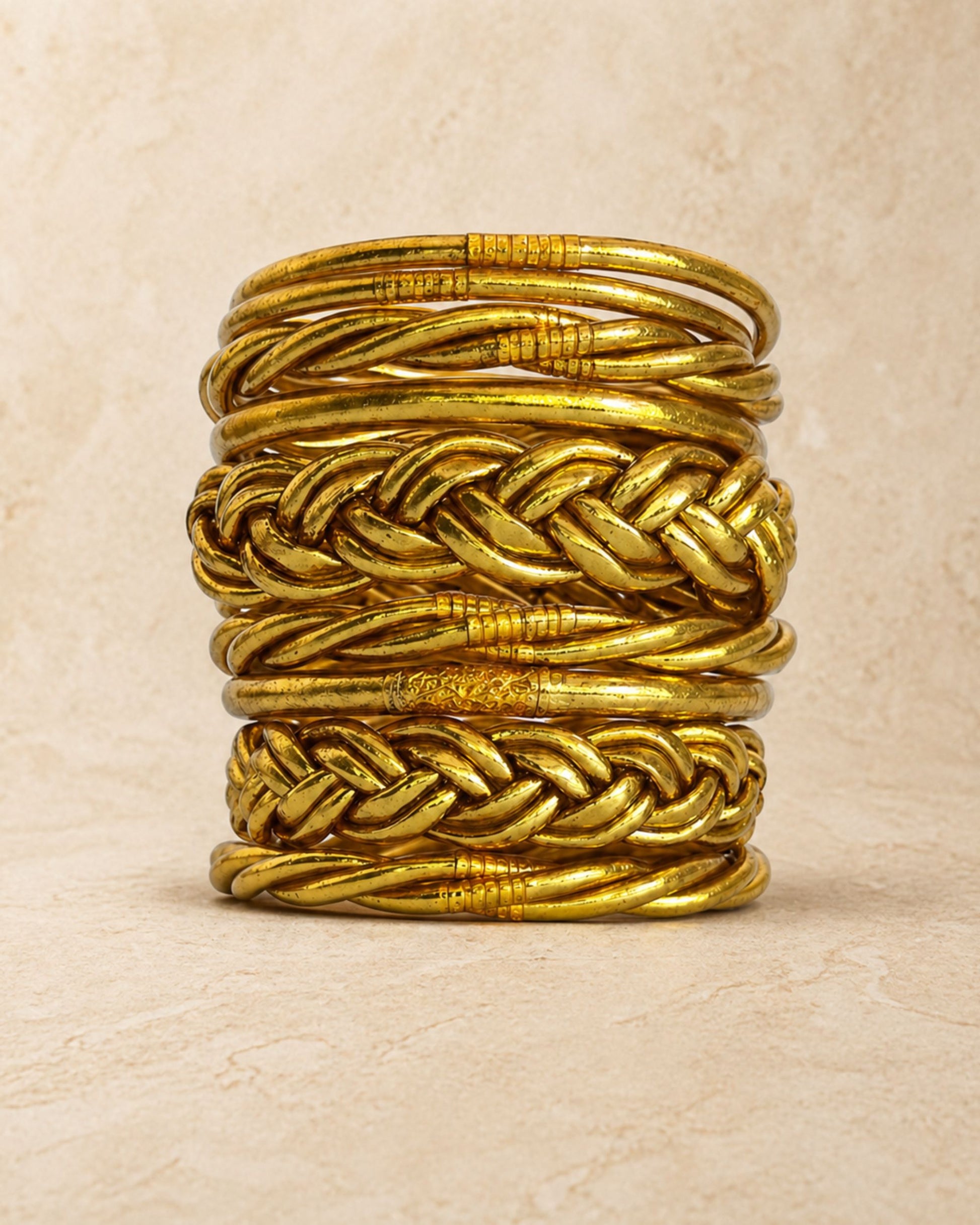 Comparaison des modèles de joncs bouddhistes or Bâan Kumlaï avec bracelet Kumlai fin, classique, torsadé et tressé