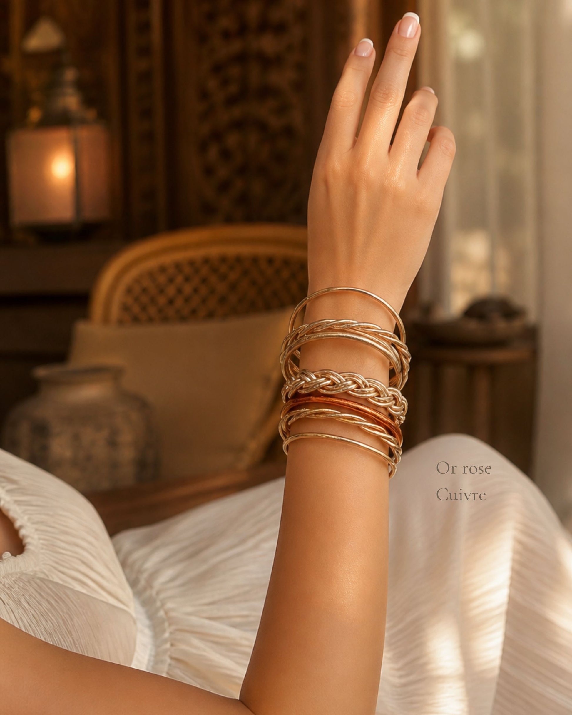 Association de joncs bouddhistes or rose et cuivre Bâan Kumlaï, une accumulation chaleureuse de bracelets bouddhistes.