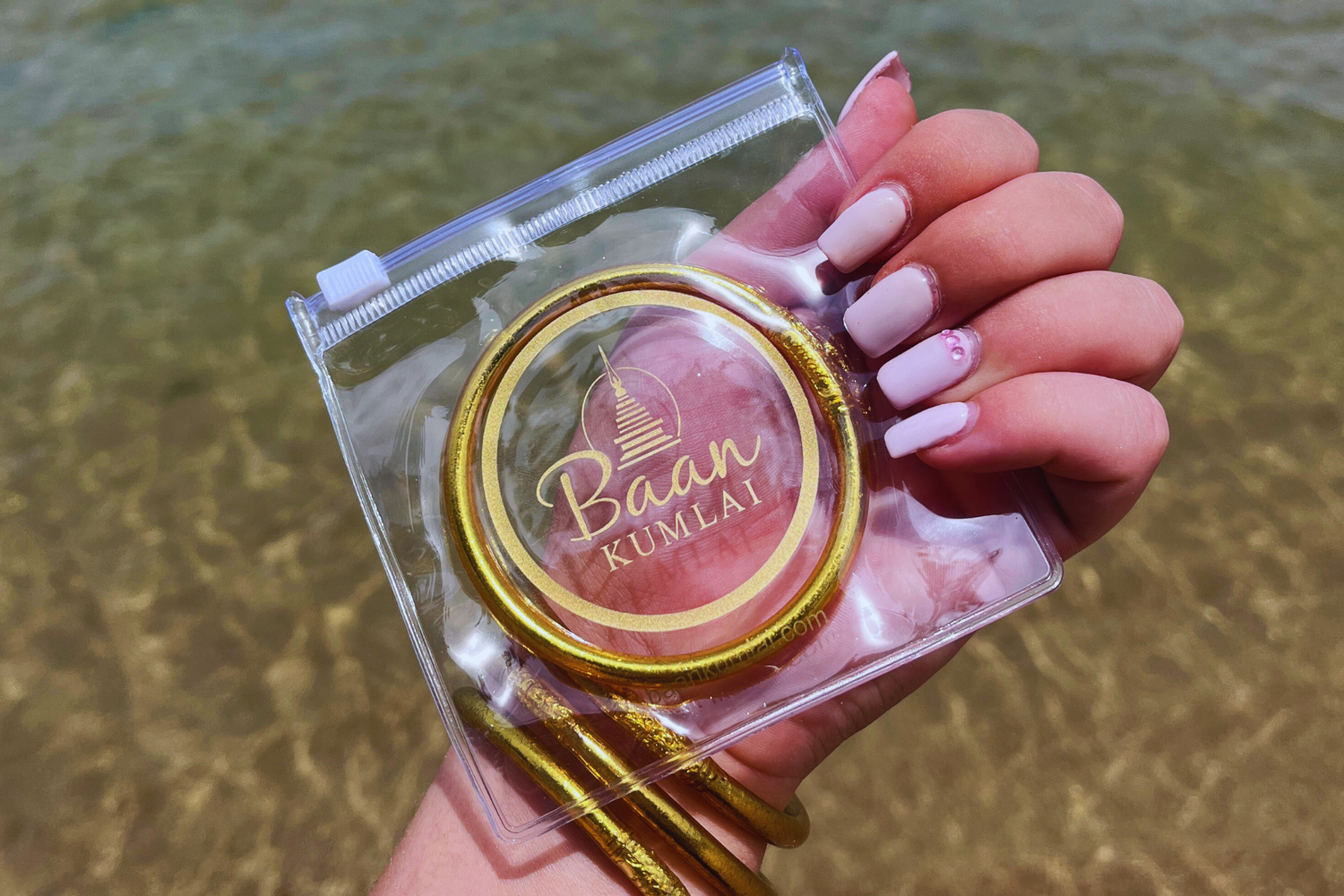 Jonc Kumlaï présenté dans sa pochette cadeau Bâan Kumlaï, prêt à être offert.