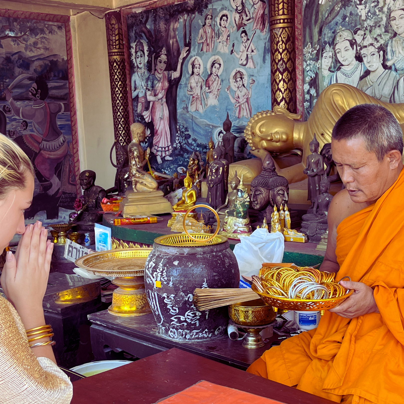 Moine thaïlandais bénissant des joncs bouddhistes authentiques – Bâan Kumlaï avec lounvct