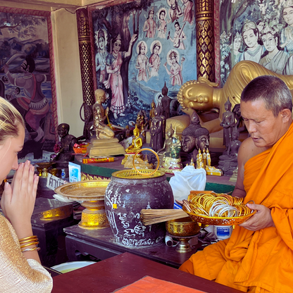 Moine thaïlandais bénissant des joncs bouddhistes authentiques – Bâan Kumlaï avec lounvct