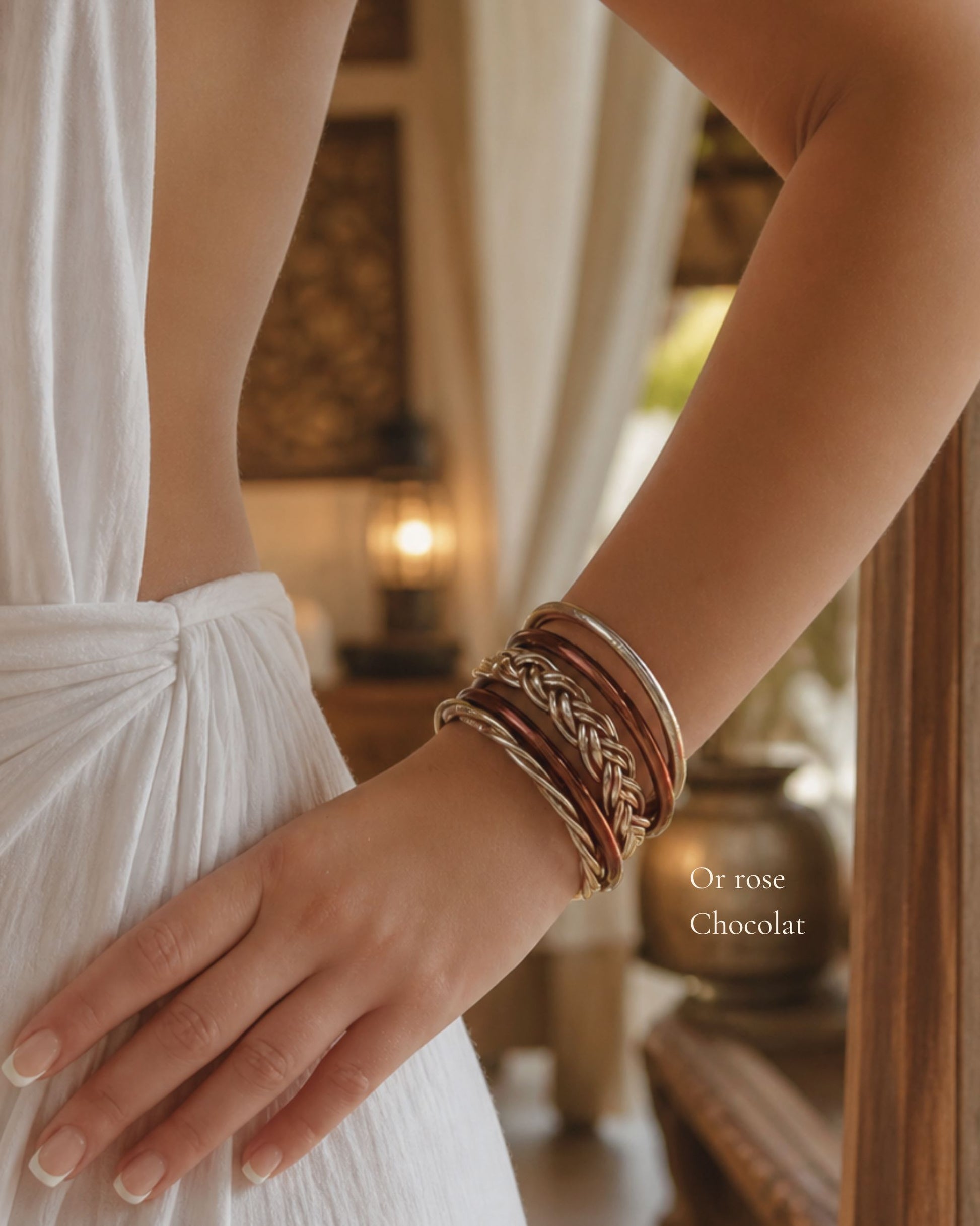 Bracelets Kumlai or rose et chocolat portés ensemble, une composition élégante de joncs bouddhistes.